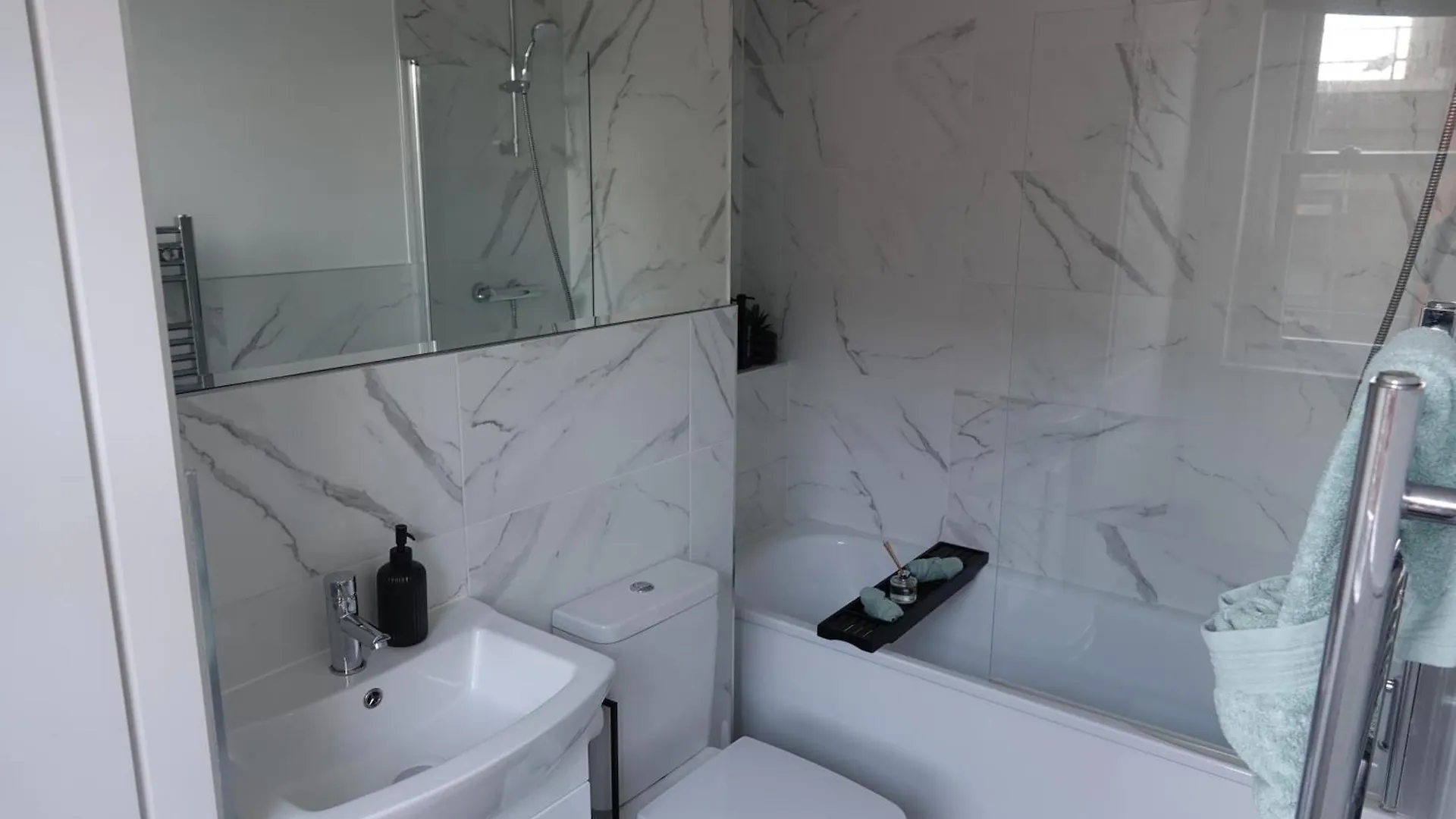 Cosy 1 Bedroom Apartment 브라이턴